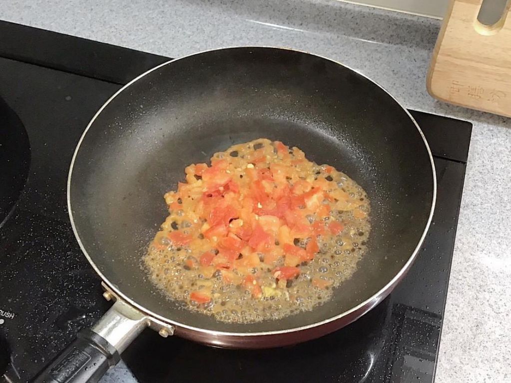 鲑鱼番茄蛋炒饭的加工步骤