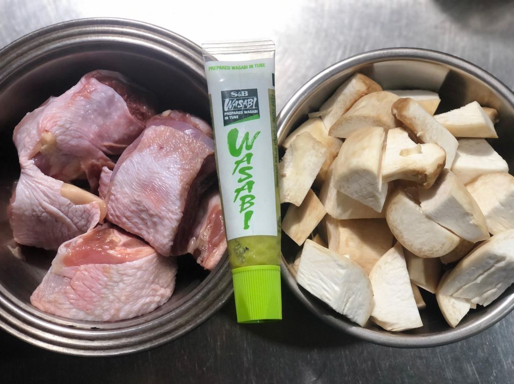 山葵酱烧鸡肉与杏鲍菇的加工步骤