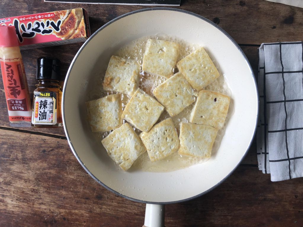 川味香辣茄子豆腐煲的加工步骤