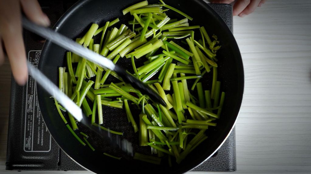 家常芹菜炒豆干的加工步骤