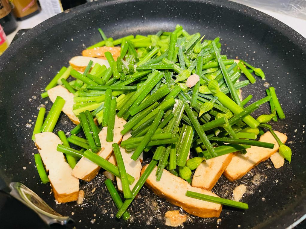 鲜嫩韭菜花炒豆干的加工步骤