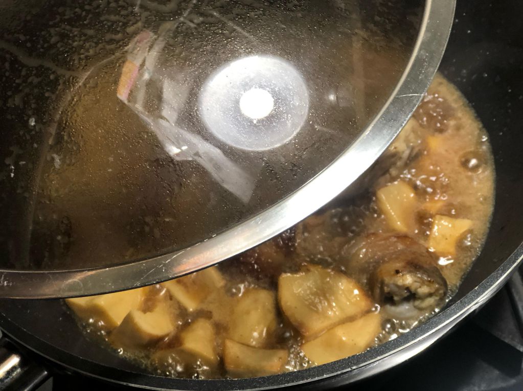 山葵酱烧鸡肉与杏鲍菇的加工步骤