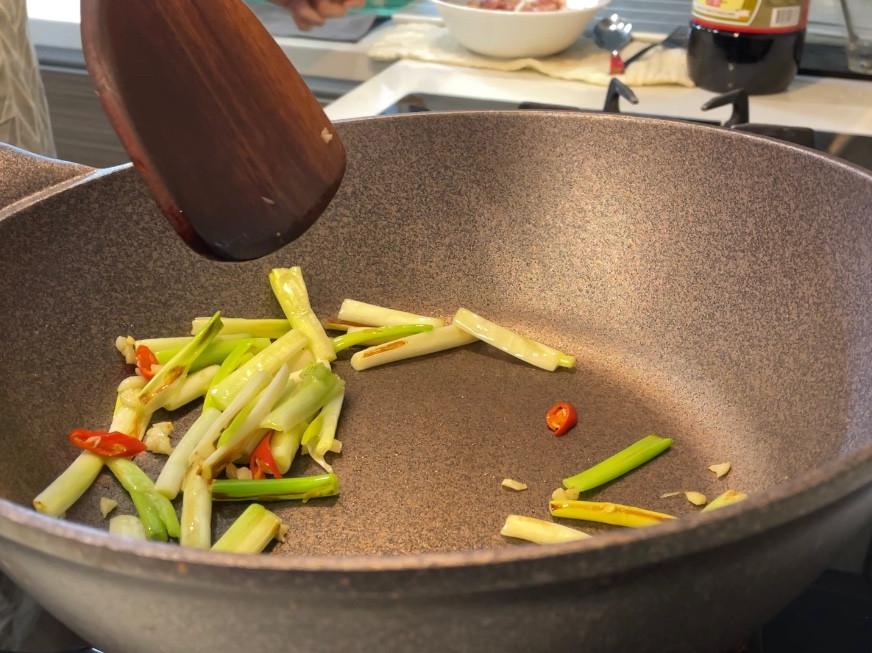 葱爆滑嫩肉片❤️‍🔥的加工步骤