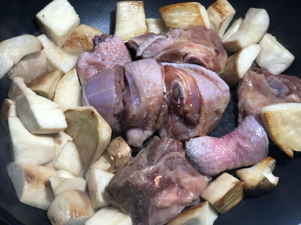 山葵酱烧鸡肉与杏鲍菇的加工步骤