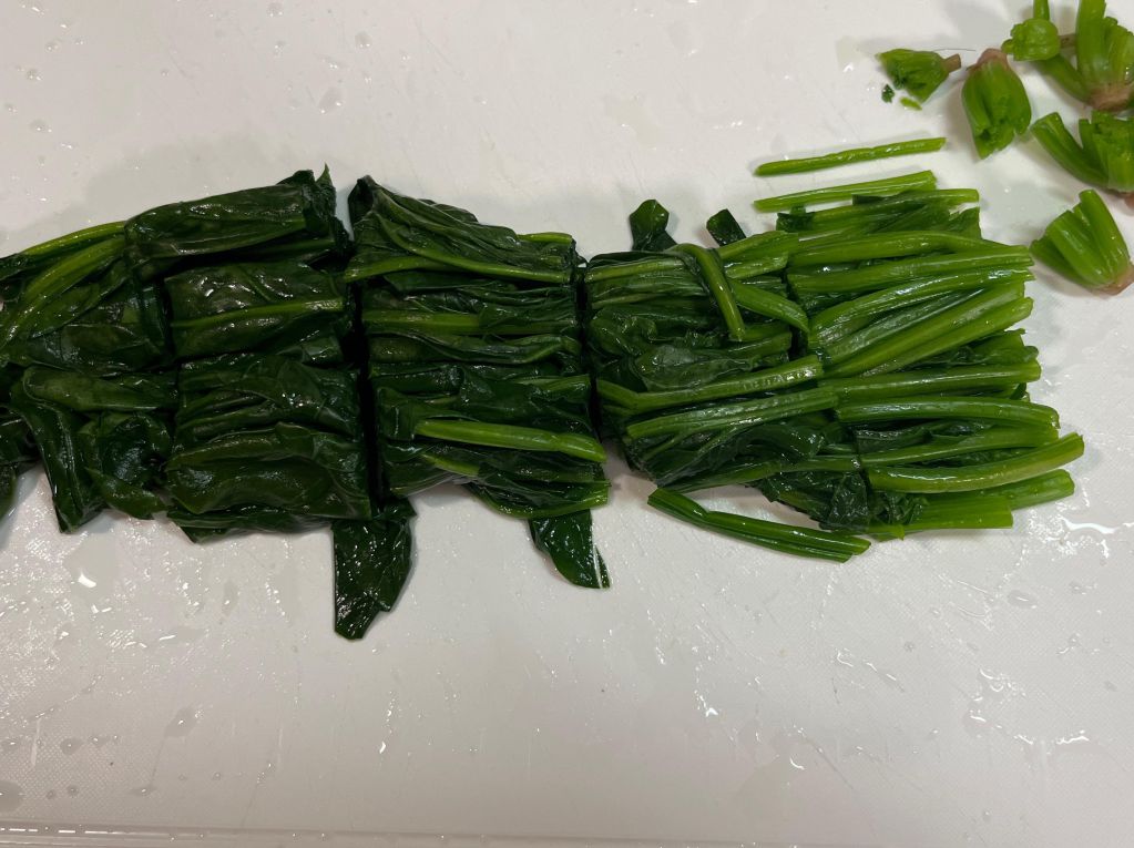 菠菜佐蕃茄鲔鱼沙拉的加工步骤