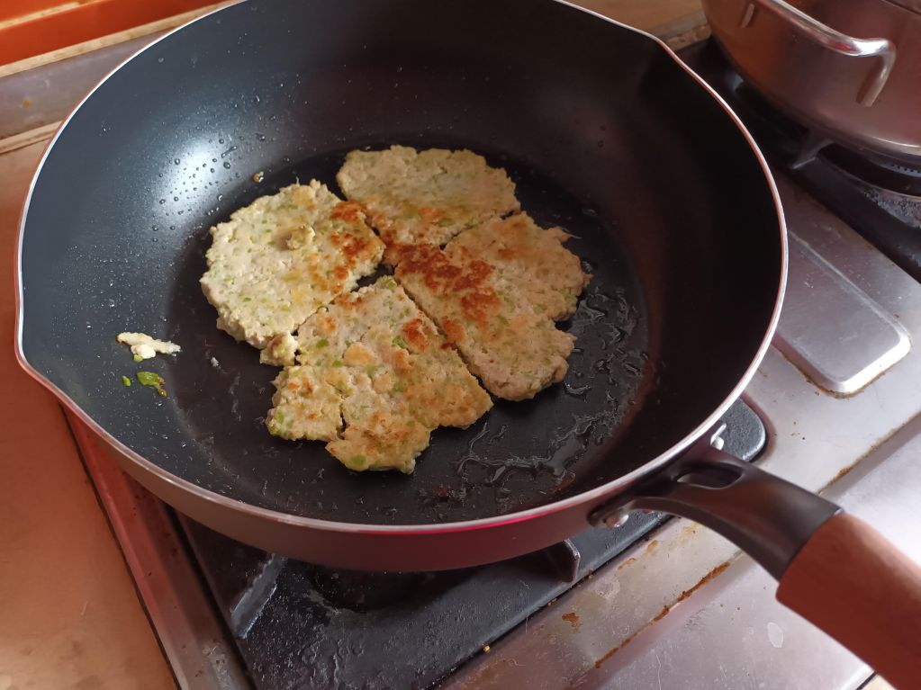 好吃鸡汉堡肉的加工步骤