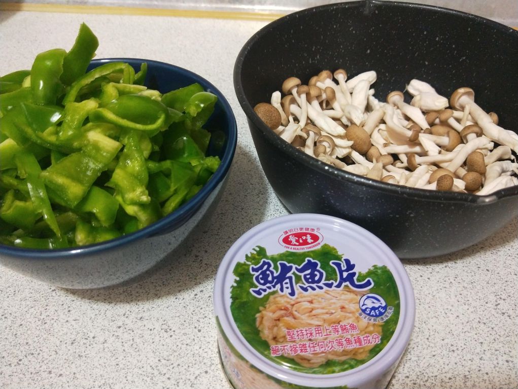 青椒菇菇炒鲔鱼的加工步骤