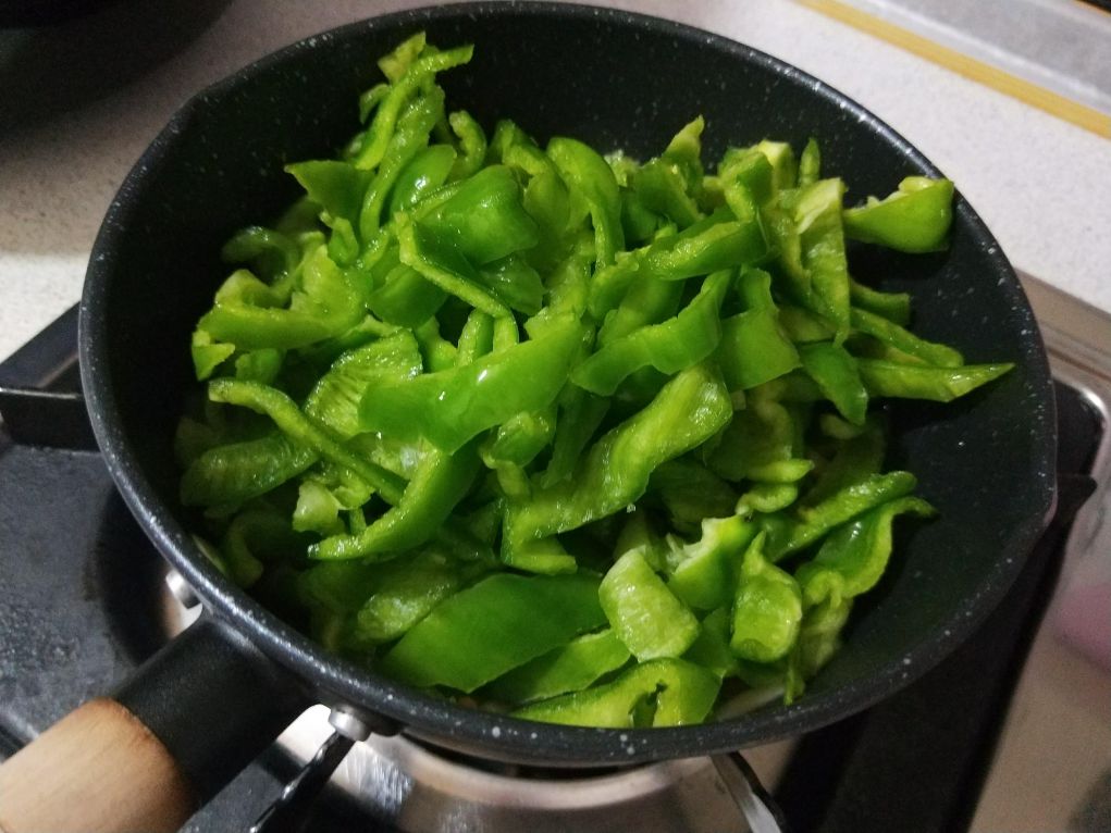 青椒菇菇炒鲔鱼的加工步骤