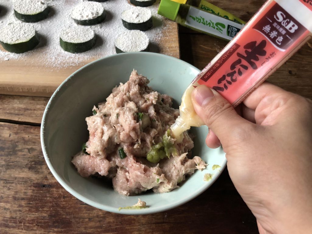 山葵栉瓜镶肉煎饼 的加工步骤