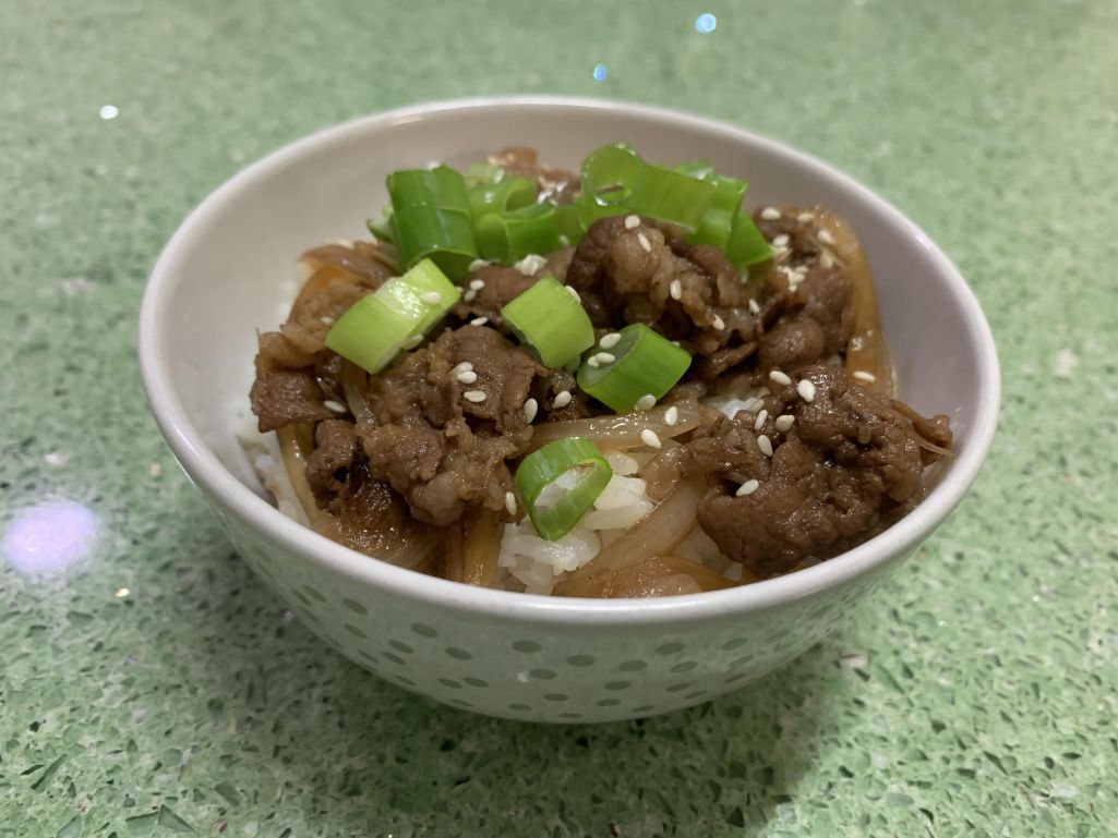 日式盖浇饭牛丼 的加工步骤