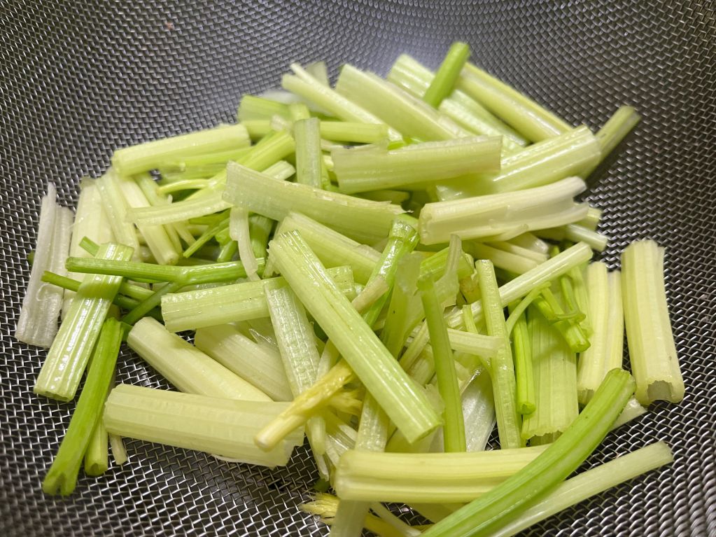 芹菜炒豆干 的加工步骤