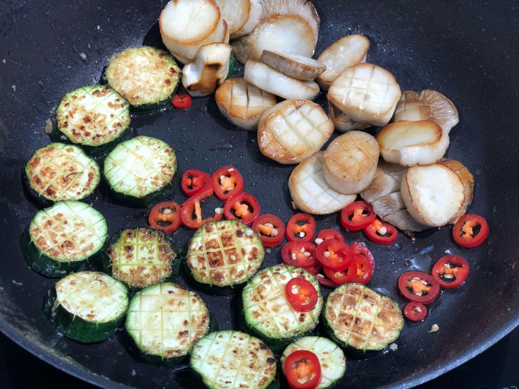 开胃蒜辣栉瓜与杏鲍菇 的加工步骤