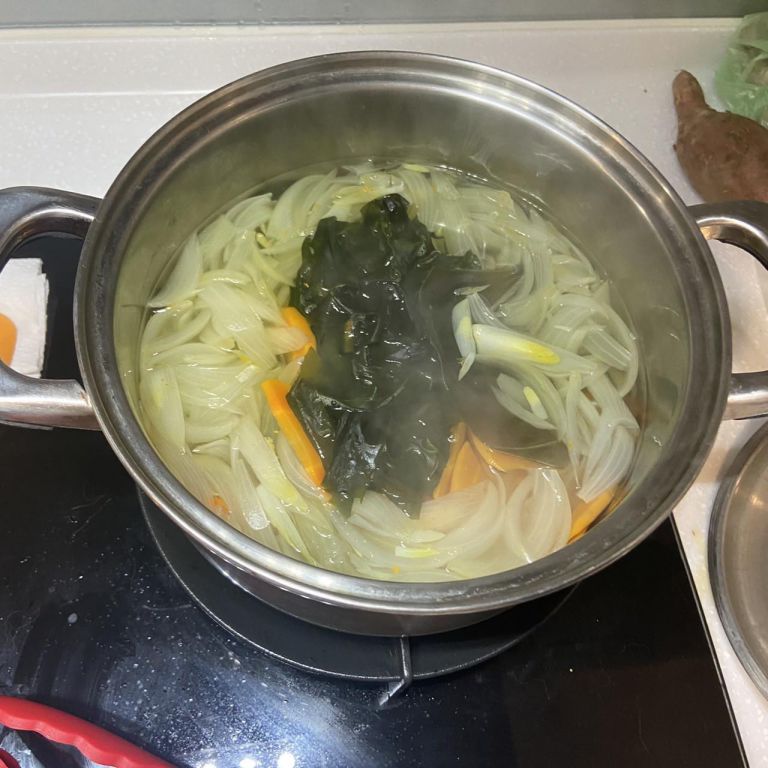 鲜甜的蔬菜豆腐味噌汤 的加工步骤