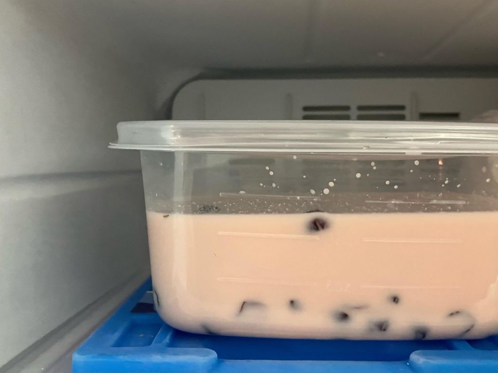 草莓炼乳冰淇淋🍧无鲜奶油 的加工步骤