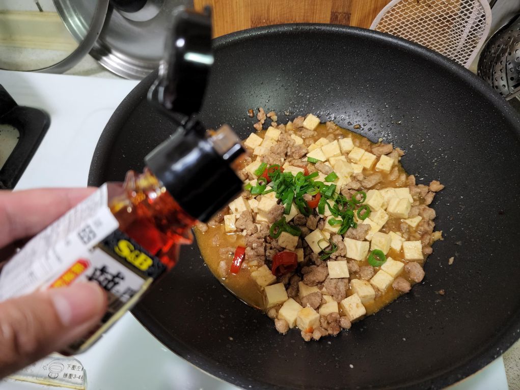 椒香味噌肉豆腐 的加工步骤