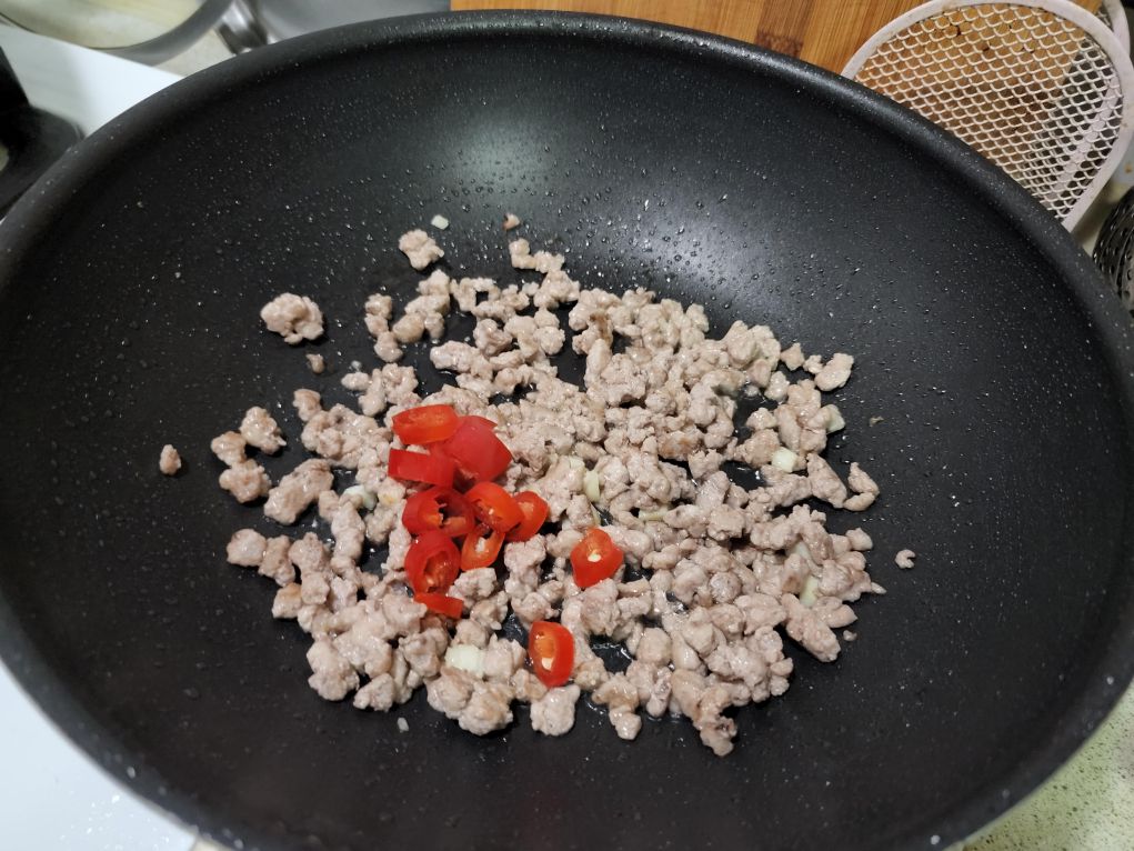 椒香味噌肉豆腐 的加工步骤