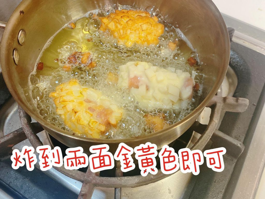 脆薯热狗松饼的加工步骤