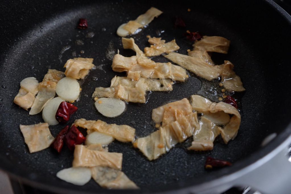 皇宫菜炒豆皮 的加工步骤