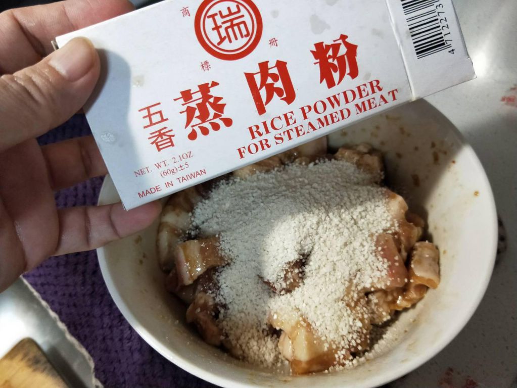 南瓜粉蒸肉的加工步骤