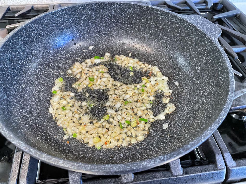 蒜味虾仁蛋炒饭的加工步骤