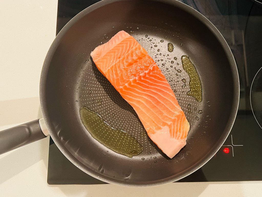 芦笋鲑鱼香料饭的加工步骤