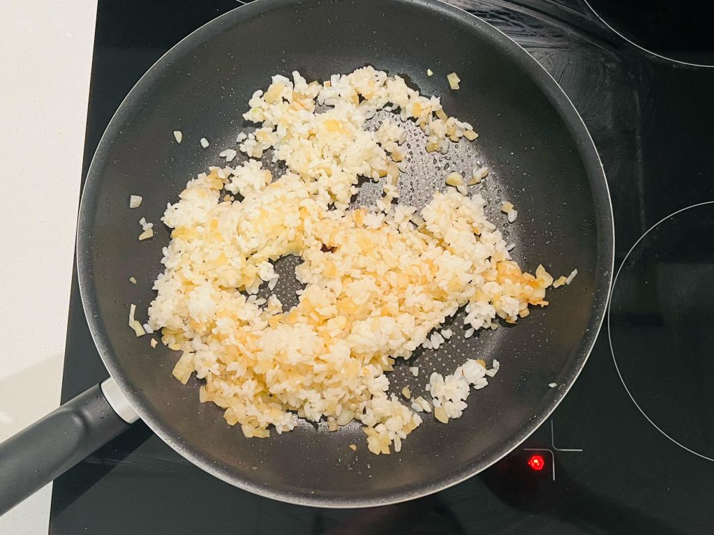 芦笋鲑鱼香料饭的加工步骤