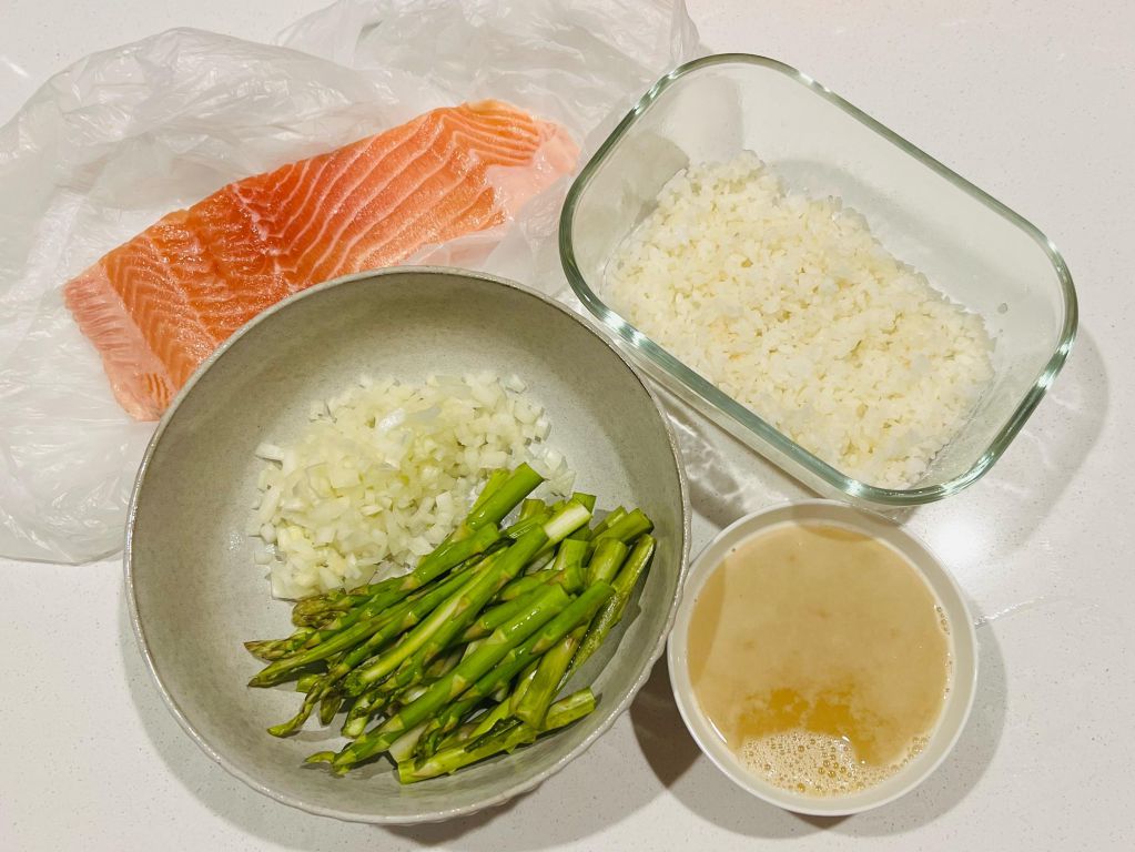 芦笋鲑鱼香料饭的加工步骤