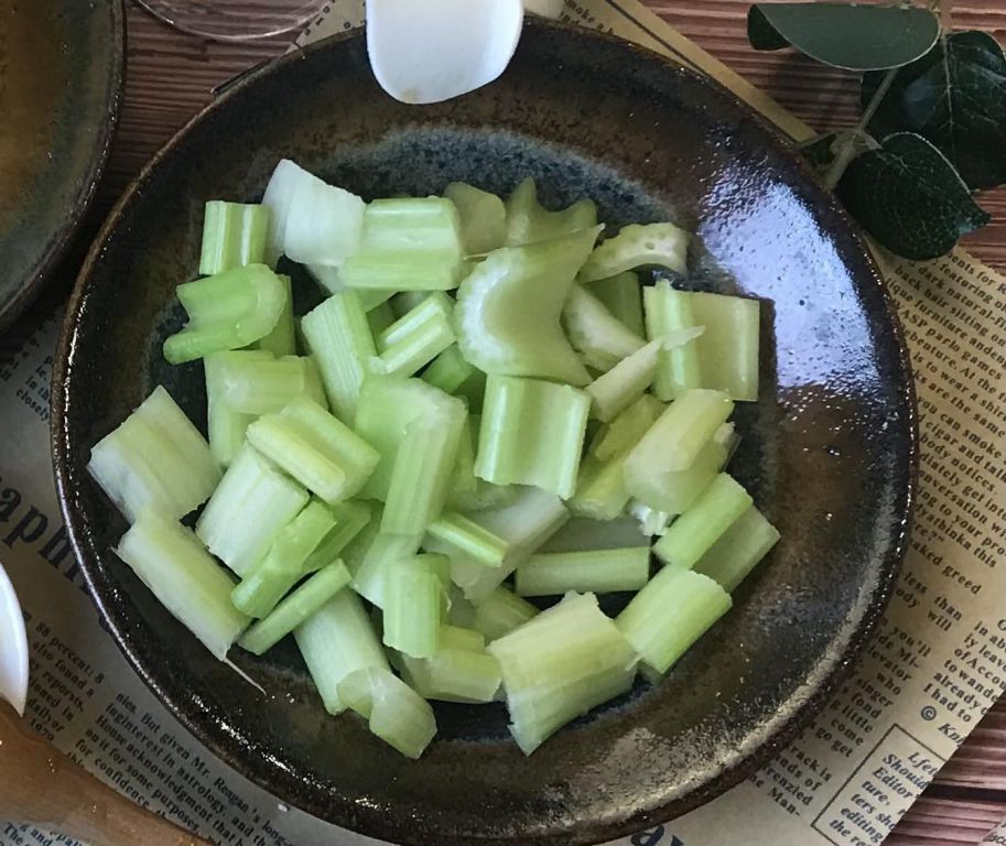 奶香西芹水果冰沙的加工步骤