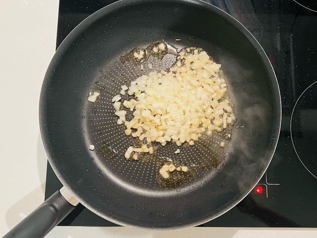 芦笋鲑鱼香料饭的加工步骤