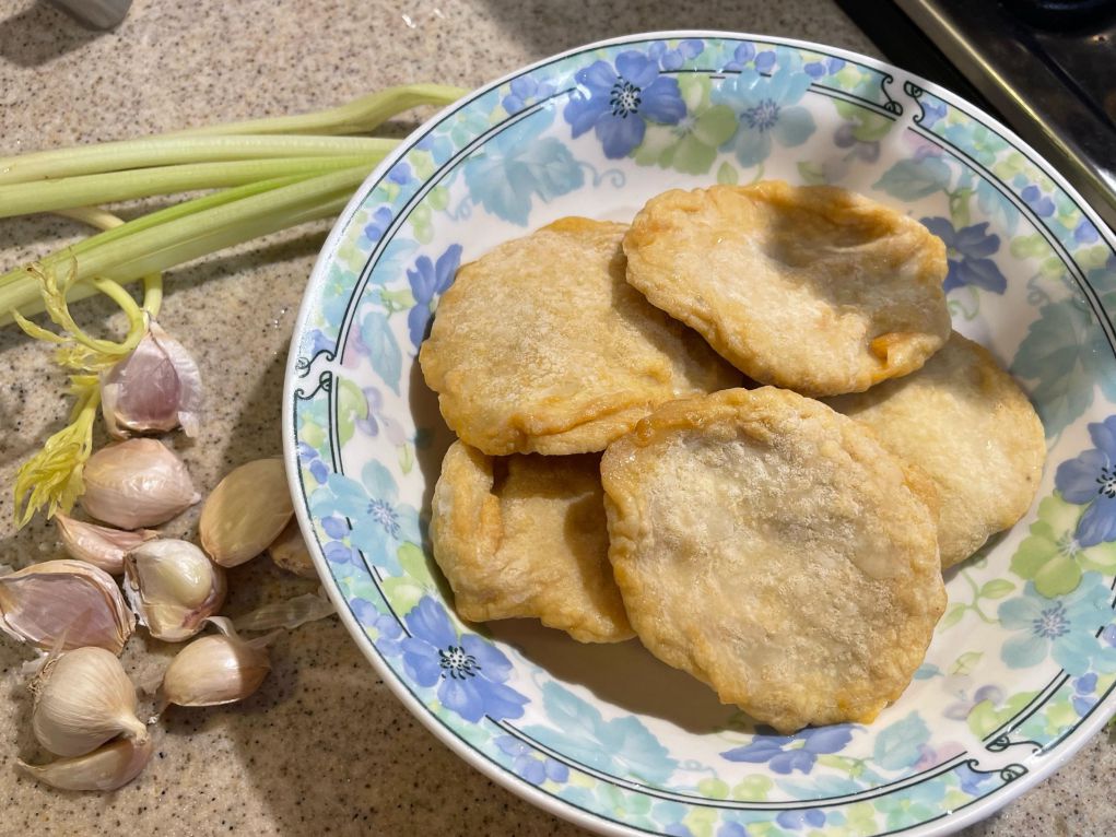 炒芹菜甜不辣的加工步骤