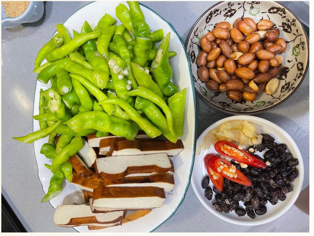 青龙椒炒豆豉豆干花生的加工步骤