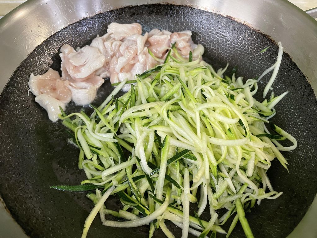 鸡胸肉炒栉瓜的加工步骤