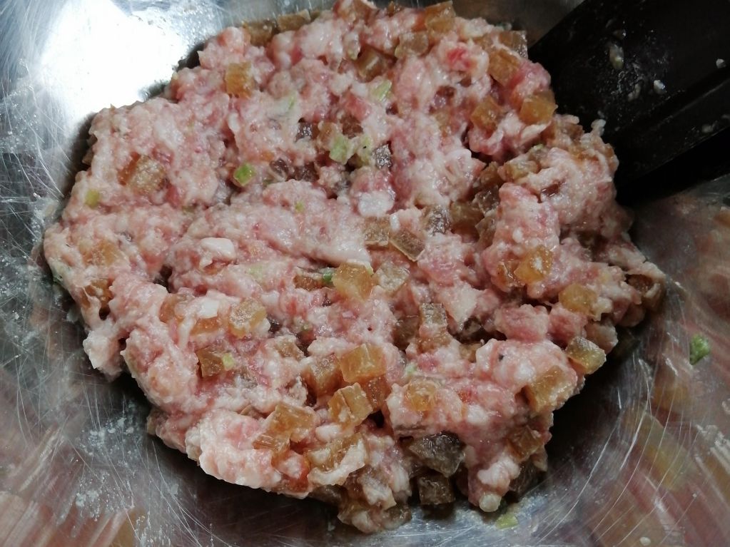 剥皮辣椒蒸肉饼的加工步骤