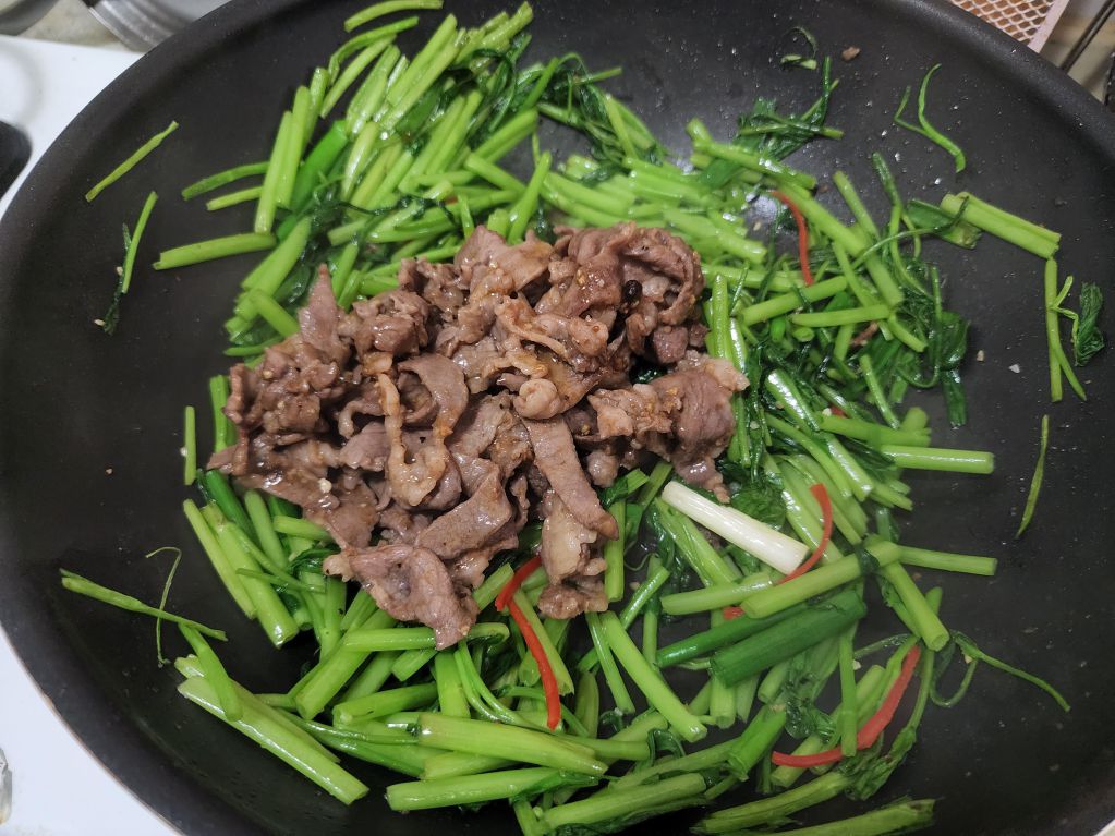 蒜香羊肉炒空心菜的加工步骤