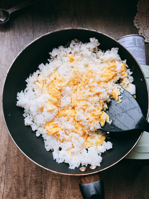 黑芝麻蛋炒饭的加工步骤