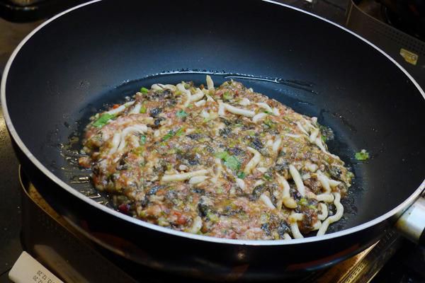 客家米苔目煎肉饼（豆油伯纯酿酱油食谱）的加工步骤