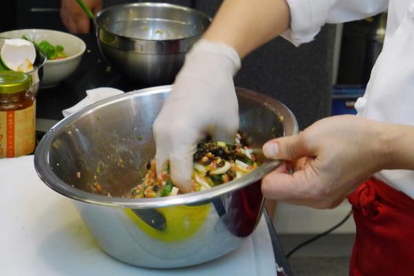 客家米苔目煎肉饼（豆油伯纯酿酱油食谱）的加工步骤