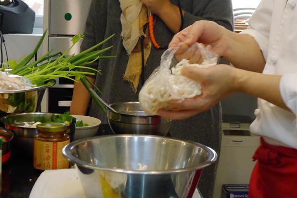 客家米苔目煎肉饼（豆油伯纯酿酱油食谱）的加工步骤