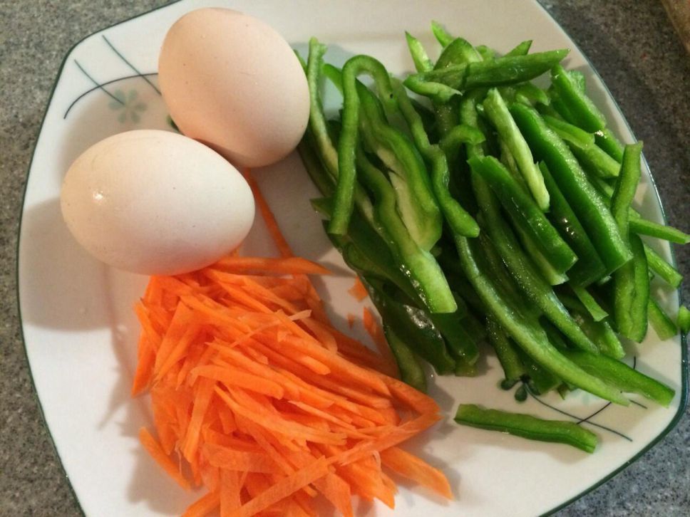 蛋饼皮与茼蒿的变身—汤炒饼的加工步骤