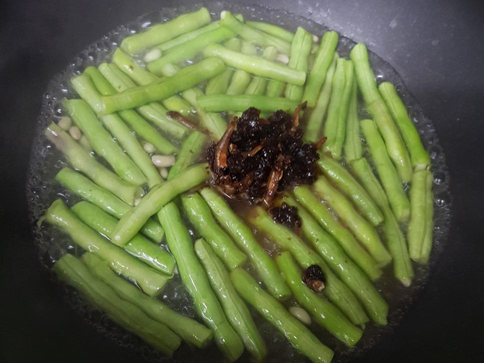 亲子手作：豆鼓小鱼炒豆豆的加工步骤