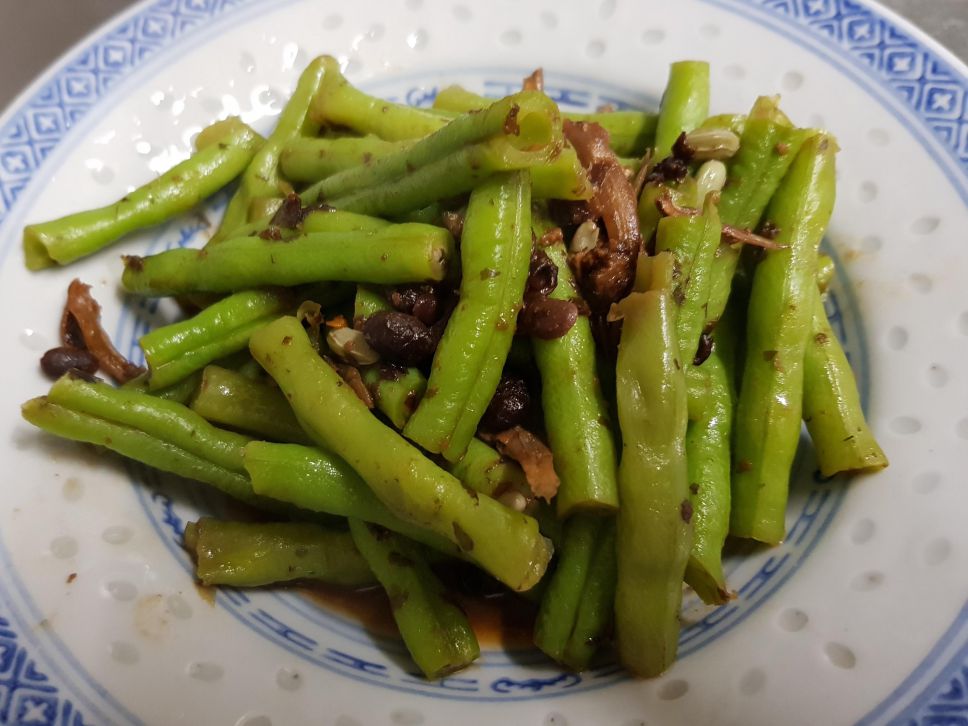 亲子手作：豆鼓小鱼炒豆豆的加工步骤