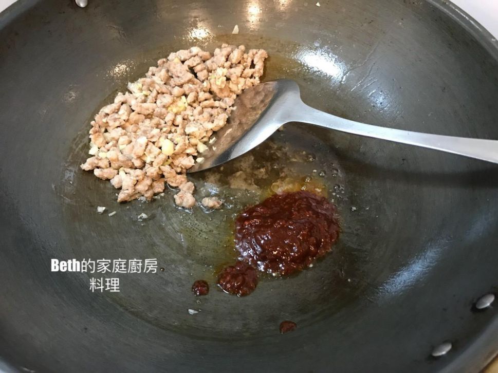 麻婆豆腐披萨的加工步骤