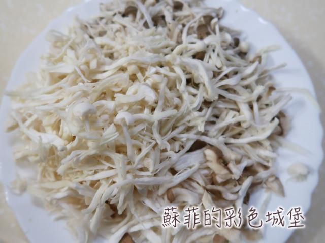 『鲔鱼菇菇丝』薄皮披萨的加工步骤