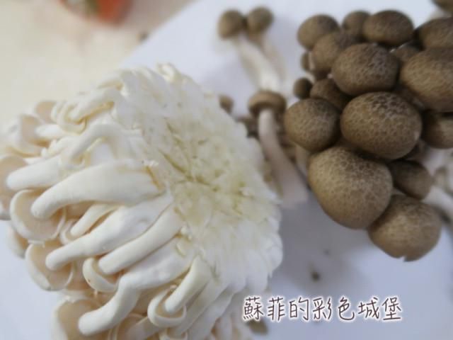 『鲔鱼菇菇丝』薄皮披萨的加工步骤