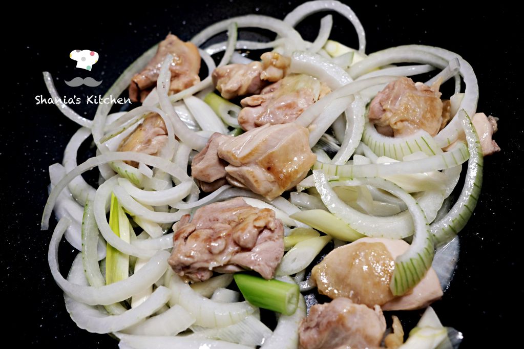 居酒屋和风鸡肉炒乌龙面的加工步骤