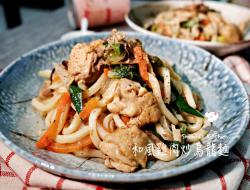 居酒屋和风鸡肉炒乌龙面