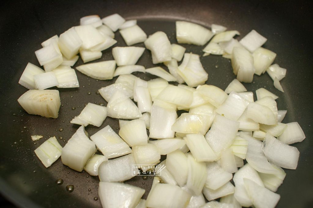 清爽主菜《鹰嘴豆鸡肉丸子咖哩》的加工步骤