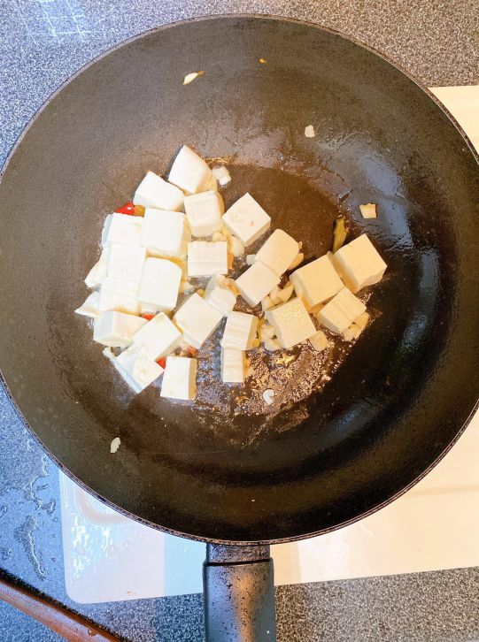 ［家常料理］豆腐炒鲜蚵的加工步骤