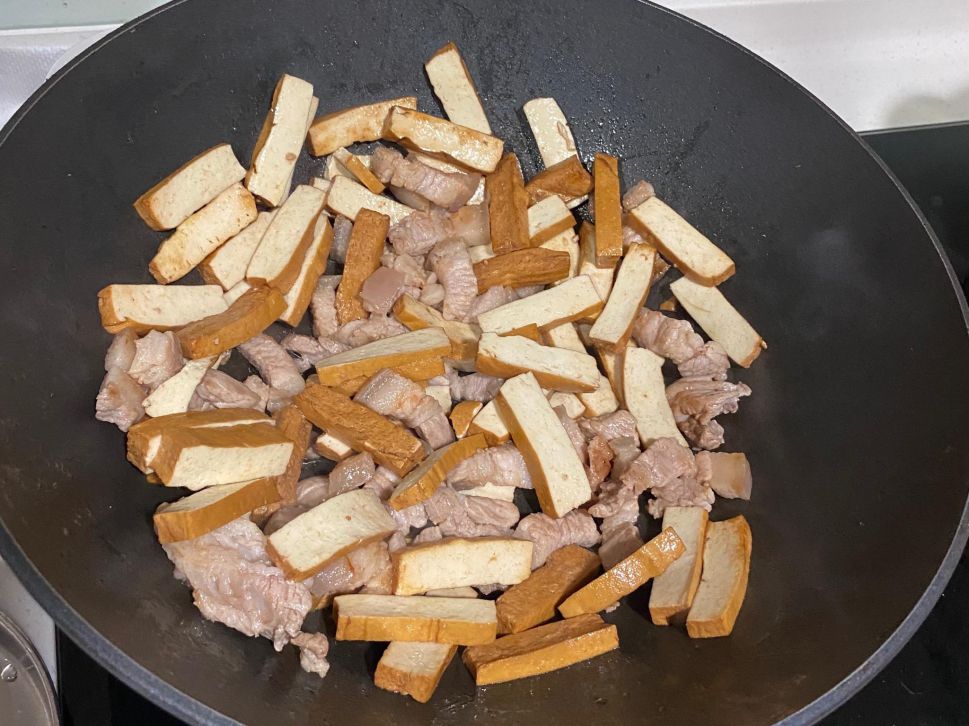 回锅肉炒豆干的加工步骤