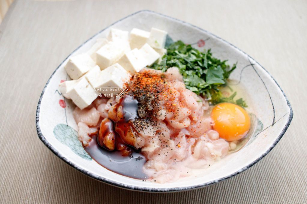 低脂便当菜《香菜鸡胸肉饼便当》的加工步骤